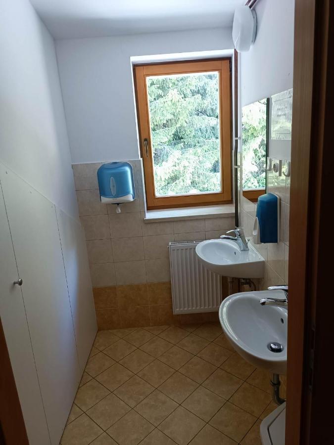 Valvasorjev Dom Pod Stolom Hostel Zirovnica Exterior photo